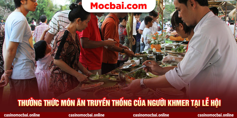 Thưởng thức món ăn truyền thống của người Khmer tại lễ hội